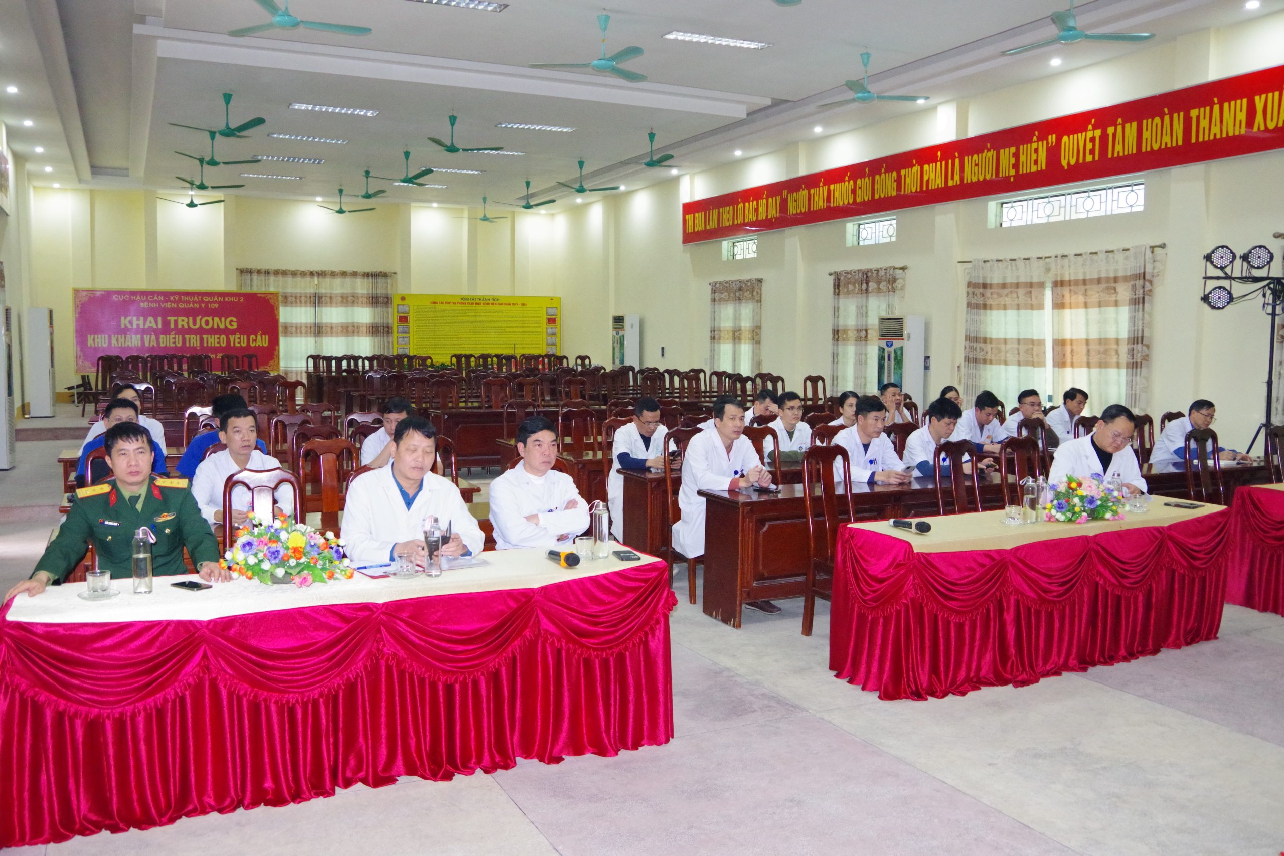 Các đồng chí trong Ban Giám đốc và chủ nhiệm các khoa, ban trong Bệnh viện