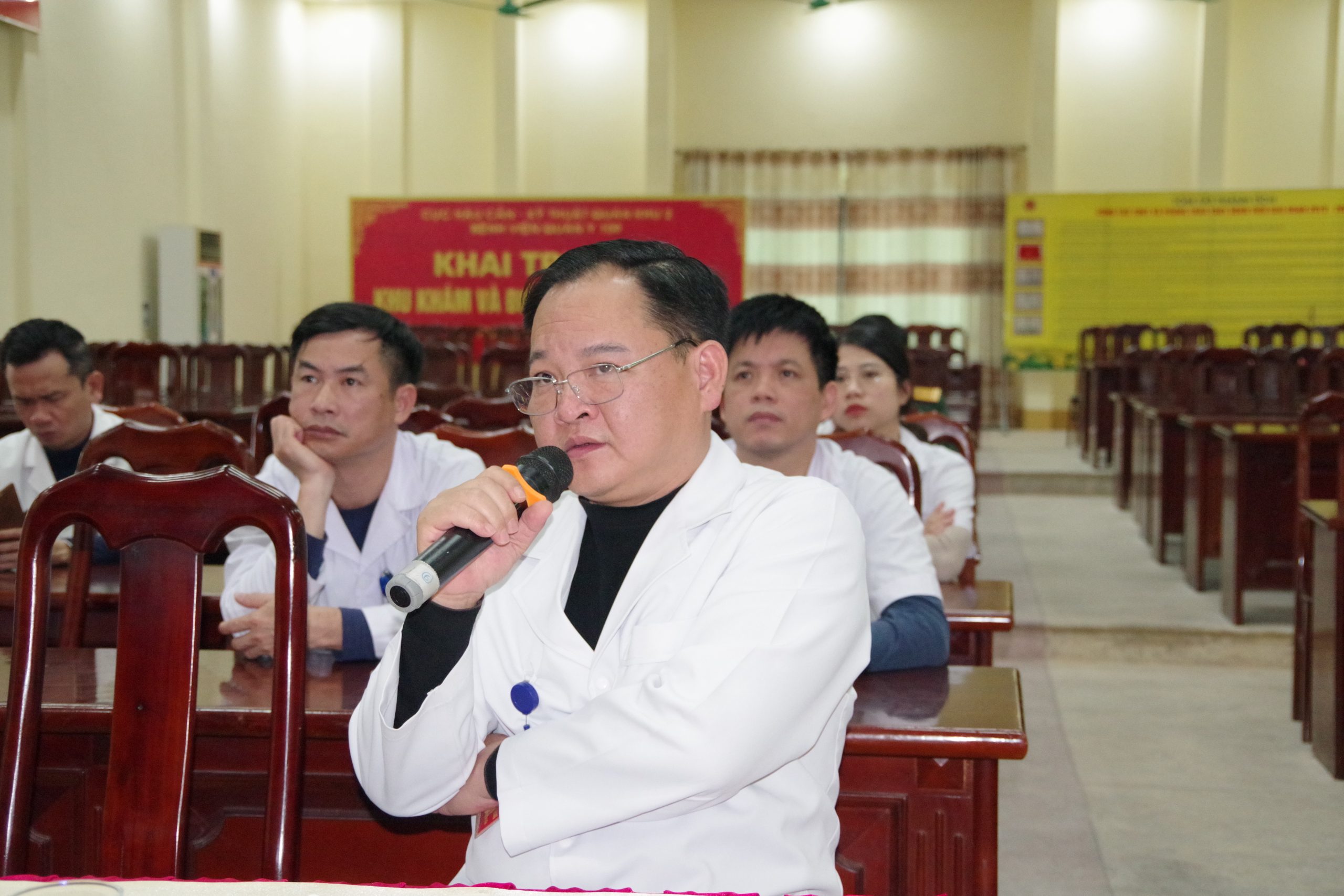 Đại tá, Thầy thuốc Ưu tú, Bác sĩ CKII Nguyễn Huy Hoàng, Giám đốc Bệnh viện dự và chủ trì Hội nghị
